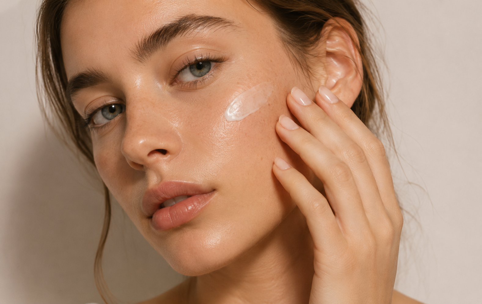 Modelo con piel luminosa